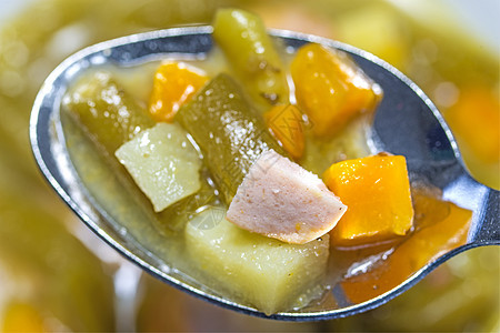 豆汤香肠萝卜黑色午餐奶油状勺子食物绿色蔬菜白色图片