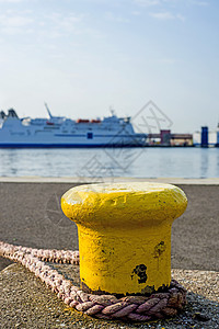 在码头和渡轮的波拉德航海旅行蓝色海洋船运绳索金属电缆游艇运输图片