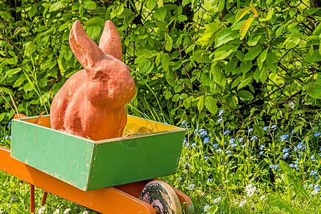 复活节兔子 在花园的老小街上庆典孩子们草地派对黄色绿色传统树篱数字棕色图片