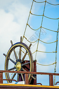一艘旧帆船的车轮木头绳索游艇巡航航海旅行导航航行血管古董图片