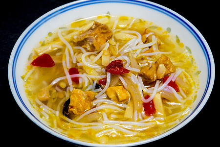 亚洲小鸡面汤小吃食物烹饪盘子餐厅蔬菜宏观厨房熟食黑色背景图片