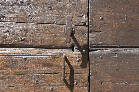 古老的旧门锁着锁钥匙雕刻入口风格装饰木头指甲建筑古董出口图片
