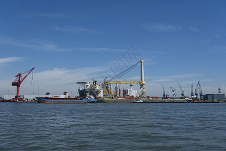 在转子丹港的活 动活动码头脚手架大部分载体工作商业船厂港口经济建筑图片