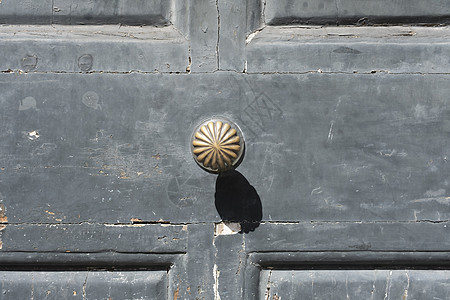 旧木门上的金属老旧手柄圆圈钥匙建筑学卧室安全房子建筑木头房间戒指图片