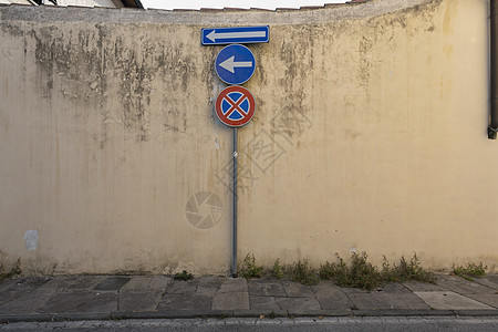 旧墙上几个交通标志积木街道废墟建筑师建筑安全墙纸警告蓝色损害图片