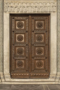 古老的或白木木门 有美丽的雕刻历史城市入口历史性木雕风格雕塑木头建筑古董图片