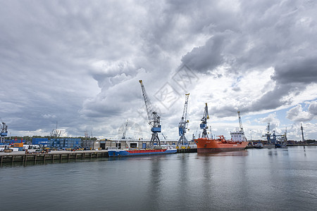 在转子丹港的活 动活动建筑起重机大部分货运造船甲板码头脚手架商业港口图片