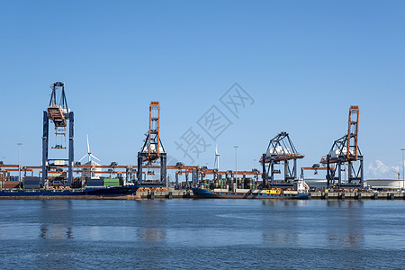 鹿特丹港Maasvlakte的煤炭码头wih大型工业起重机 用于在鹿特丹港马斯弗拉克特处理煤炭运输贸易气势手术联运货物码头出口加图片