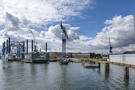集装箱船停泊在鹿特丹港的一个集装箱码头 该港口是欧洲最大的港口 方便腹地的需要起重机技术货物后勤船运运输进口货运出口贸易图片