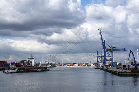 集装箱船停泊在鹿特丹港的一个集装箱码头 该港口是欧洲最大的港口 方便腹地的需要运输机械加载大部分卸载出口进口技术起重机龙门架图片