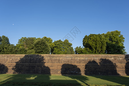 在阳光明媚的夏日 意大利托斯卡纳卢卡市 卢卡城墙外的风景优美 长超过 4 公里 保存完好图片