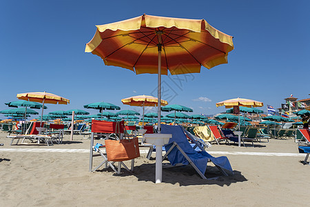 夏季海滩景观 配有雨伞和沙椅奢华沙滩座位蓝色旅行飞行器海岸线阳光阳伞风景图片