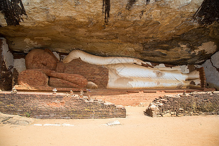 在皮杜拉那加拉岩石上仰靠佛像雕像纪念碑岩石砖块考古学观光睡眠寺庙宗教旅游图片
