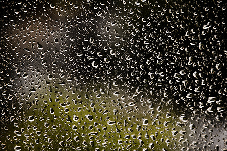 雨天窗口里的水滴子图片