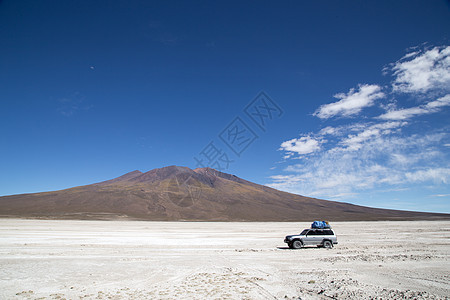 玻利维亚沙漠运输旅游驾驶胜地越野车全景天空越野车辆图片