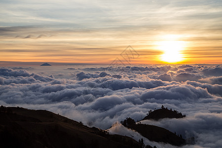 印度尼西亚隆博克的云层日落图片
