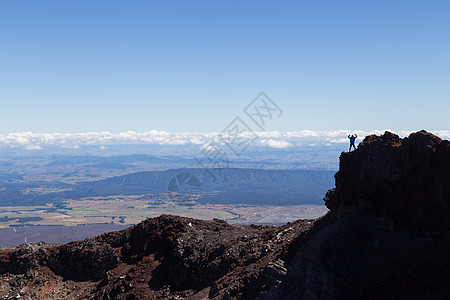 位于恩古鲁霍埃山火山口边缘的人图片