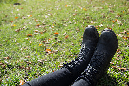 女孩在草地上的靴子图片