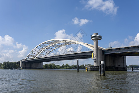 鹿特丹的桥天空货运支撑商品工作运输交通血管海岸导航图片