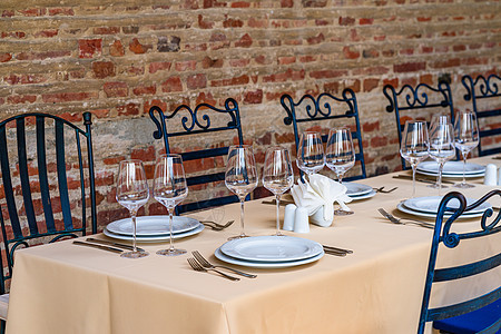 紧贴一个节日餐桌 配有空酒杯和环境念日刀具装饰庆典餐厅服务桌子奢华桌布图片