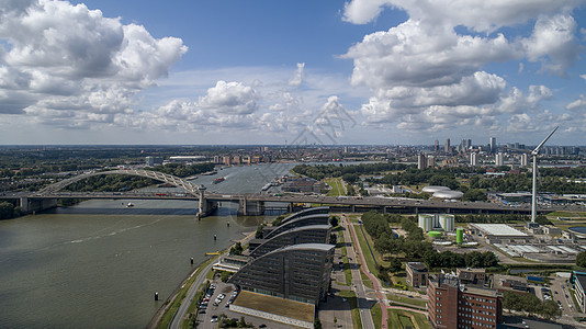 鹿特丹的桥 飞越Nieuwe Maas河工作天空货物交通商业支撑油船旅行海岸血管图片