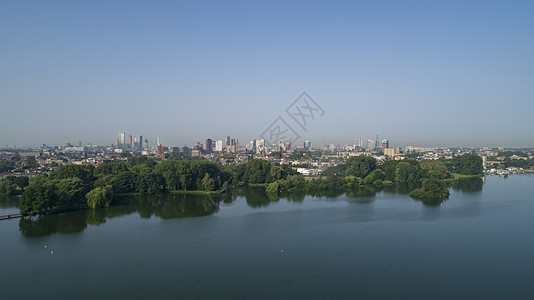 从中看到的鹿特丹天空线的视图商业建造蓝色运输穿越市中心建筑酒店旅游摩天大楼图片