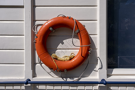 木形背景的救生艇 帮助 救援概念生活绳索援助木头血管戒指警卫漂浮海洋安全图片