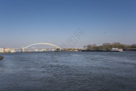 鹿特丹的桥 飞越Nieuwe Maas河货物旅行商品天空工业发动机血管船运导航起重机图片