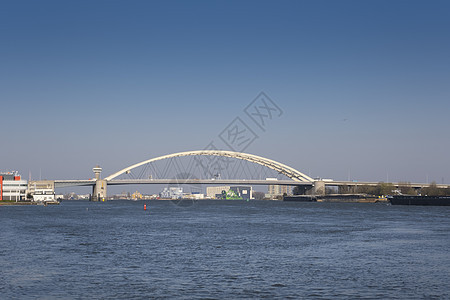 鹿特丹的桥 飞越Nieuwe Maas河发动机交通支撑海岸天空海浪工业旅行商品水路图片