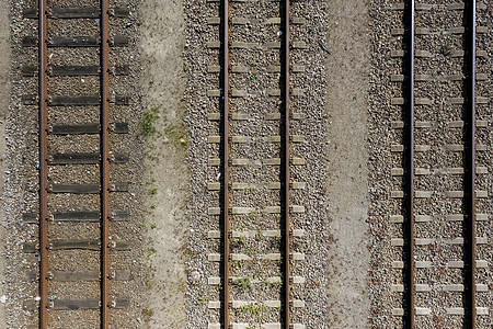 上面的列车音轨细节 特写引擎速度作品领带铁路碎石城市火车车辆旅游图片