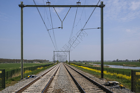 铁路通向距离的通道 荷兰 20042004年路线路口过境石头平行火车天空小路物流曲目图片