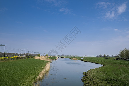 春季荷兰小行星风景 有铁轨o图片