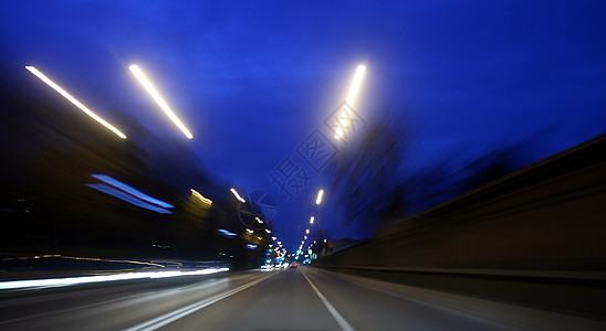 城市夜间交通灯图片
