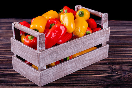 新鲜的彩色胡椒 在生锈的木制背景水果辣椒美食食物红色饮食蔬菜健康团体橙子图片