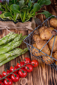 木制桌上一套健康食品的新鲜产品沙拉桌子叶子草本植物乡村生长蔬菜食物收成营养图片