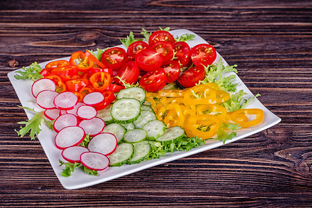 新鲜切开的蔬菜 放在木制桌子上的盘子上午餐萝卜节食美食黄瓜小吃叶子食物营养胡椒图片