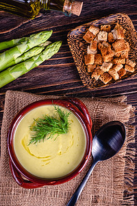 新鲜的树脂奶油汤和木制桌上的原料泥状乡村草本植物食物盘子饮食面包桌子午餐香菜图片