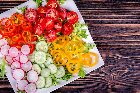 新鲜切开的蔬菜 放在木制桌子上的盘子上节食食物沙拉辣椒小吃营养胡椒饮食黄瓜叶子图片