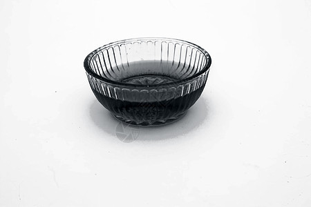 在白色隔开的透明玻璃碗里 生有机蜂蜜或花蜜橙子食物金子蜂窝阴影早餐温泉反射宏观液体图片