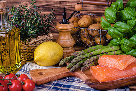 木制桌上用于健康食品的一套新鲜产品季节叶子农业园艺西红柿桌子土豆乡村收成紫色图片