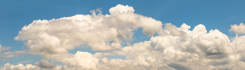美丽的柔软的白云与蓝天天堂天空气氛环境空气天气季节性气候蓝色云景图片