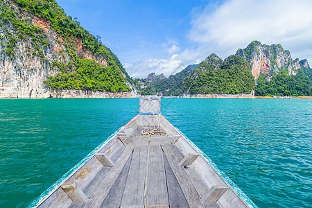 泰国传统长尾拖船在湖上山丘的湖上吸引力岩石旅行风景森林国家冒险热带公园天空图片