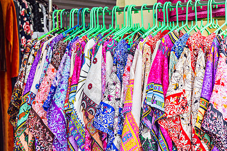 以泰国式服装 棍棒和衣物为特色的美丽外观商品市场棉布销售手工业围裙店铺零售纺织品海滩图片