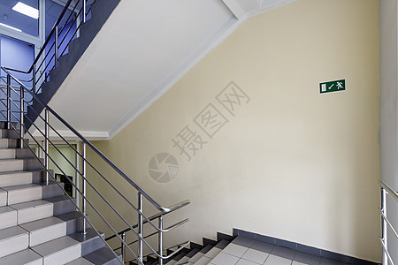 高楼楼楼层之间内部楼梯的阶梯办公室鱼眼脚步石头地面栏杆建筑学金属楼梯间出口图片