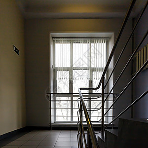 高楼楼楼层之间内部楼梯的阶梯房子楼梯间地面办公室白色鱼眼出口石头脚步建筑背景