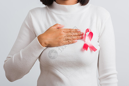 女人穿白衬衫 有粉红乳癌认识肋骨疾病海报女士女性考试外科胸罩摄影丝带癌症图片