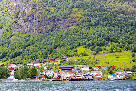 挪威村美丽多彩的旅游者Undredal村农村观光建筑学旅游村庄森林全景峡湾旅行港口图片