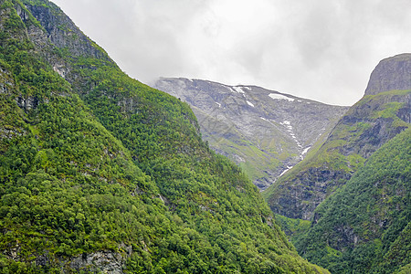 挪威美丽的山雪和海湾风景 挪威的索格涅夫湾图片