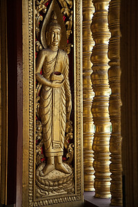 琅勃拉邦在老老挝的寺庙 有佛像和详细的金殿堂神社天空遗产万象佛教徒文化宗教艺术精神金子背景