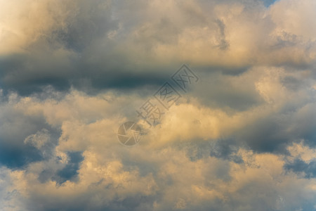 戏剧性的云彩飘过天空 在 rai 前天气变化雷雨气象阳光环境运动蓝色空气季节天际气候图片